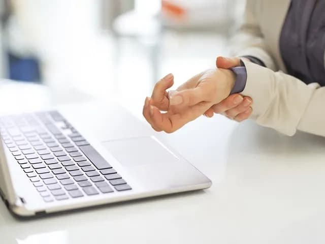 Syndrom cieśni nadgarstka objawy: co musisz wiedzieć o bólu i drętwieniu