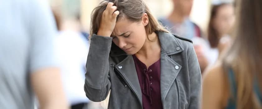 Lęk społeczny objawy – poznaj niepokojące sygnały i ich skutki